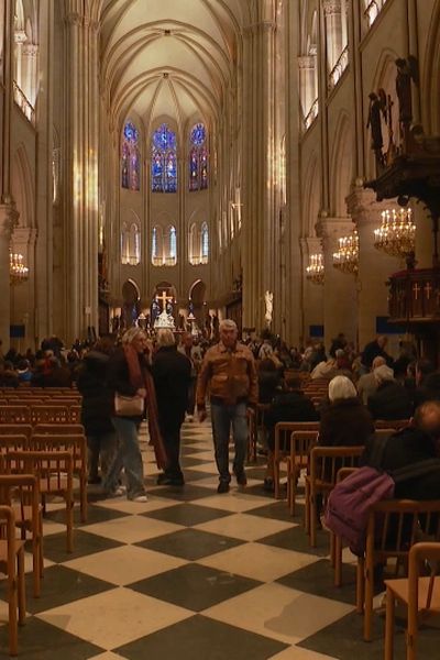 Les touristes s'arrachent les souvenirs liés à Notre-Dame de Paris.