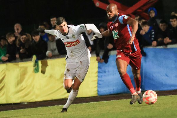 Arnold Temanfo (à droite) à la bataille contre Villerupt-Thil, ce samedi 7 janvier en 32es de finale de Coupe de France.