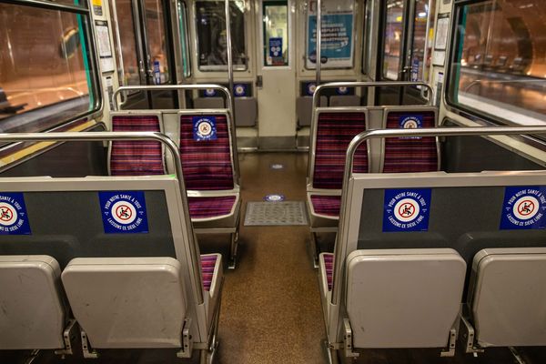 Des millions de stickers ont été collés dans le métro parisien pour encourager les voyageurs à respecter les mesures de distanciation physique.