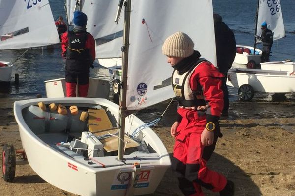 Tom Goron 12 ans, tentera de battre le record de la traversée de la Manche en Optimist