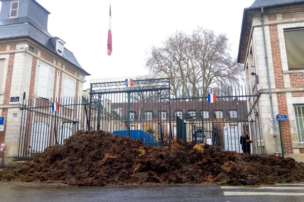 Les agriculteurs ont déposé un tas de fumiers devant la préfecture à Beauvais jeudi 06 décembre 2018