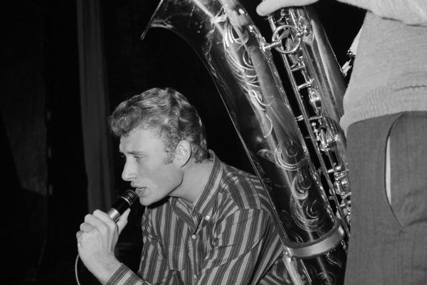 Le chanteur Johnny Hallyday répète le 22 octobre 1962 avec son saxophoniste le spectacle qu'il donnera dans la salle parisienne de l'Olympia.