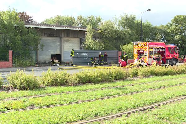 L'entrepôt où le sinistre s'est déclaré le 7 août au Havre, se situe à proximité des rails du tramway. La circulation des trams a été interommpue durant l'extinction de l'incendie.