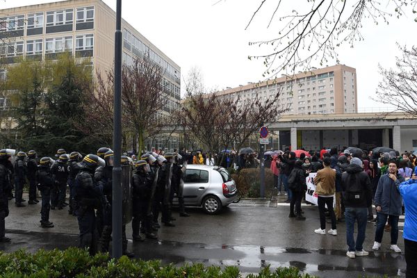 Etudiants et gendarmes se font face pendant l'évacuation policière des lieux.