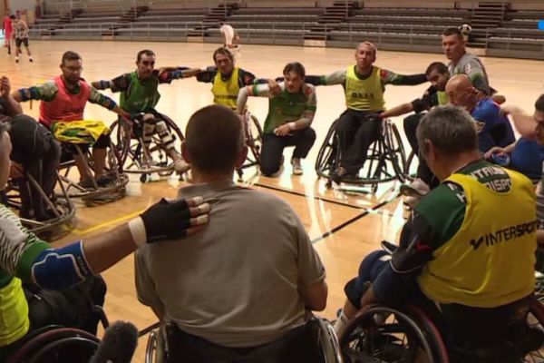 Les Pandas de Montauban ont repris l'entraînement : en fauteuil roulant aussi, le rugby à XIII est un sport collectif exigeant.