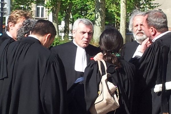 Thierry Herzog (au centre), l'avocat de Nicolas Sarkosy, demande l'annulation de la procédure.