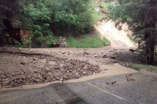 La coulée de boue coupe la circulation sur la D30.