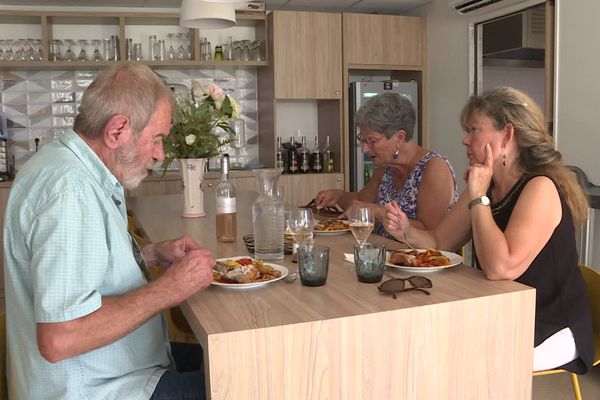 Le restaurant est fréquenté par des habitués