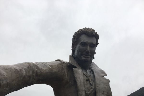 La statue de Johnny avec son nouveau visage