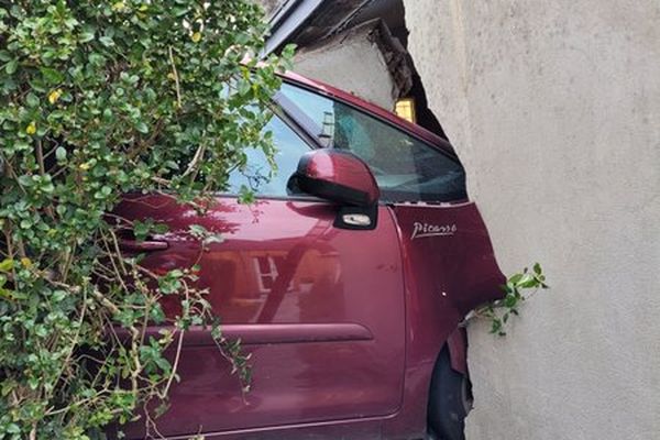 Le véhicule a percuté l'enceinte d'un garage privé d'une habitation.