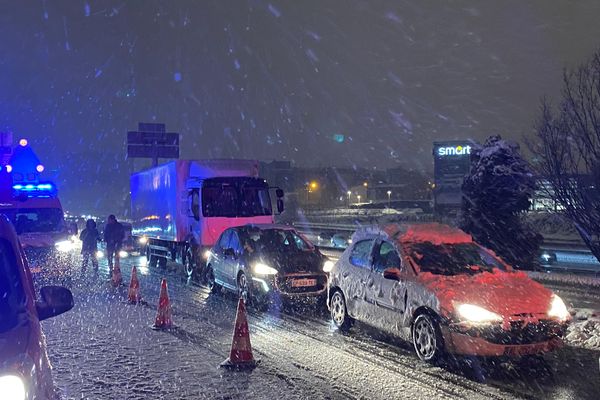 La neige a provoqué un embouteillage conséquent sur la bretelle d'accès entre la nationale N118 et l'autoroute A86, au niveau de Vélizy, dans les Yvelines.