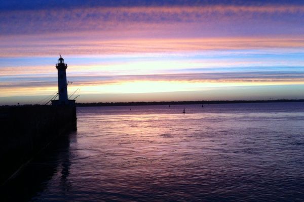 Point de vue image du monde : le lever du jour sur l'estuaire à Saint-Nazaire, le 20 novembre 2013