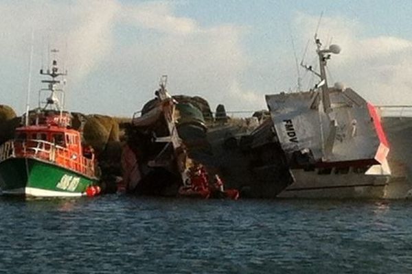 le chalutier l'Estran, échoué à l'entrée du port de Saint-Guénolé-Penmarc'h (29)