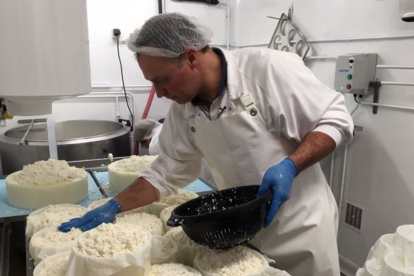 Jérôme et Véronique Gendreau produisent du chambérat, un fromage né vers le 17e siècle.