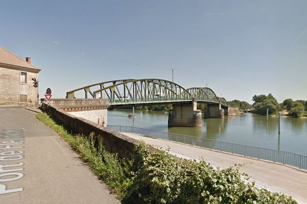 L'actuel pont de Fleurville, sur la Saône, reliant Fleurville (Saône-et-Loire) à Pont-de-Vaux (Ain) par la RD933a