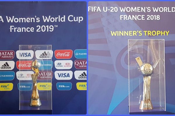 Les deux trophées des Coupes du monde de football féminin : 2019 et 2018 U20, exposées à la mairie de Rennes