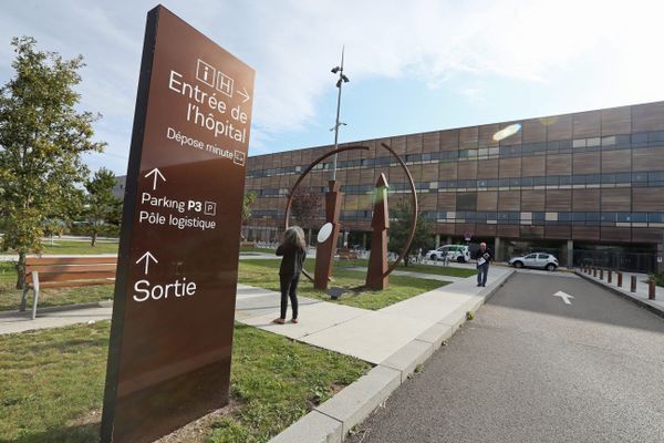 Le port du masque est à nouveau obligatoire dans les services accueillants du public à l’Hôpital Nord Franche-Comté de Trévenans.