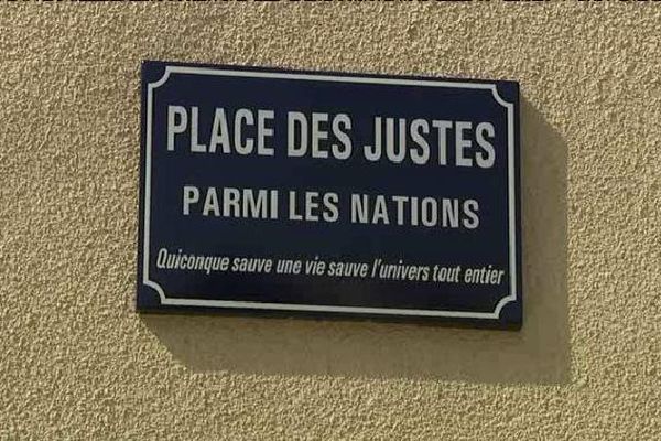 La place se situe à l’angle du boulevard de la Cité et de la rue Neuve Saint-Etienne.