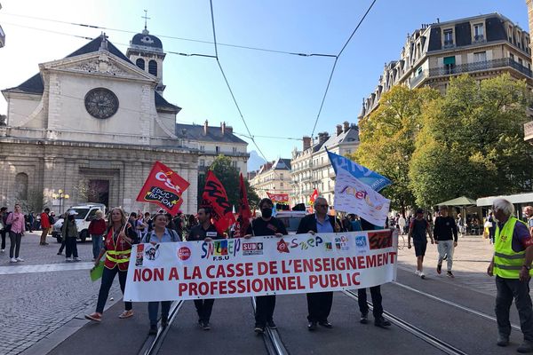 La manifestation du 18 octobre 2022 a réuni des centaines de personnes à Grenoble, en Isère, à l'appel de plusieurs syndicats.