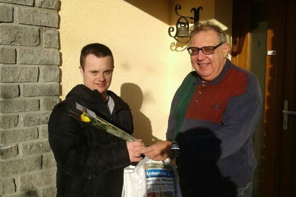 Nicolas Hodister, jeune adulte atteint de trisomie 21, a livré le petit déjeuner à Denis Dubois, habitant de Nouzonville.