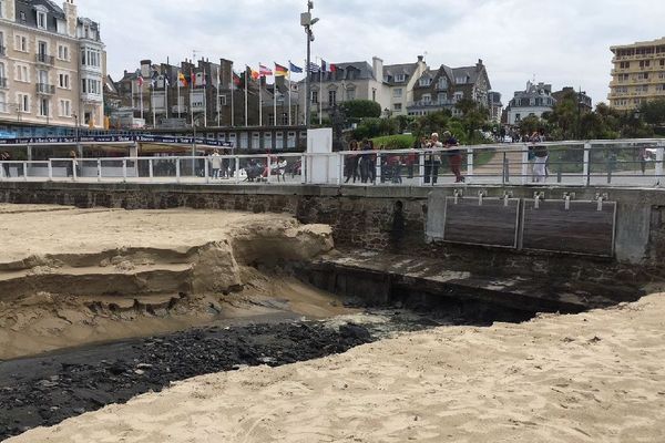 La plage de l'Écluse à Dinard coupée en deux, après les pluies diluviennes 