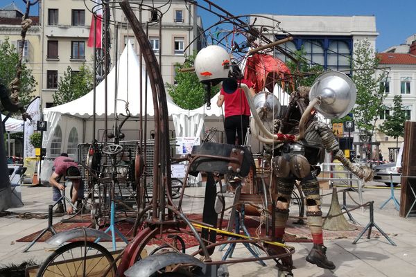 Semaine du développement durable : le village de la réutilisation, de la réparation et du réemploi, installé place de Jaude à Clermont-Ferrand, mercredi 30 mai. 