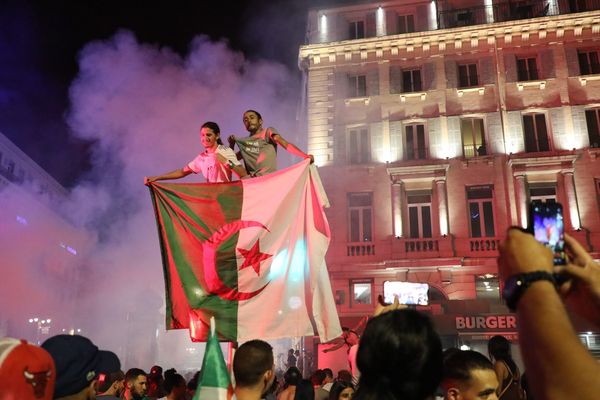 Les supporters des "Fennecs" algériens ont déferlé dans les rues de Marseille au coup de sifflet final.