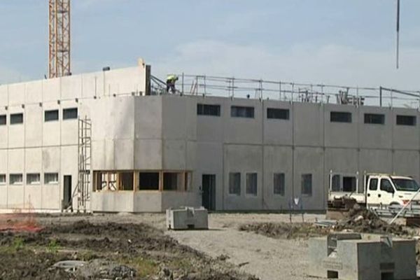 Le nouveau centre pénitentiaire de Riom est en cours de construction. L'ensemble s'étend sur une surface de 30.000 mètres carrés et pourra accueillir 566 prisonniers.