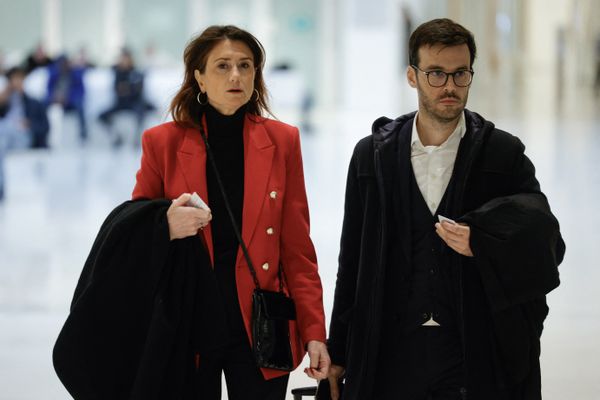 Sandrine Josso et son avocat, Maître Arnaud Godefroy, arrivant au tribunal pour la confrontation avec le sénateur Joël Guerriau.