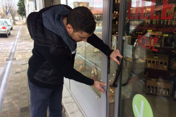 A Chignat, dans le Puy-de-Dôme, la porte de cette cave a vin a été forcée mais les malfaiteurs ne sont pas parvenus à entrer dans la boutique. 