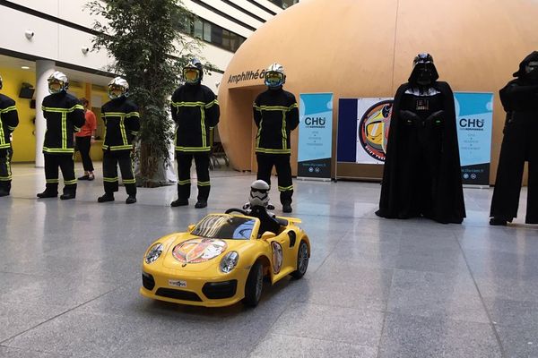 Les pompiers de Caen et les membres de l'association 501st Legion French Garrison ont rendu visite ce lundi au service pédiatrique du CHU de Caen