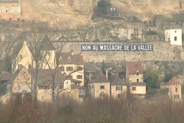 Le village de Beynac, entre la falaise et la rivière Dordogne, offre une voie de circulation assez étroite pour les voitures et les camions