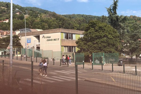 Plusieurs membres du personnel du collège de Tullins, en Isère, ont été isolés après avoir été en contact avec un malade du Covid-19.