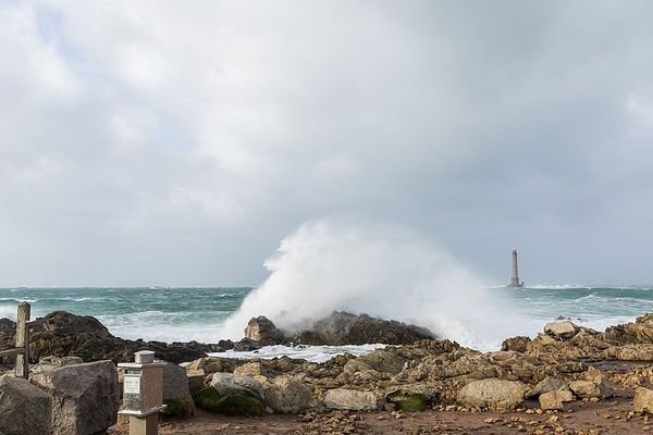 Gros temps sur La Hague et le phare de Goury.