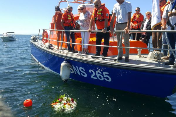 Sur l'étang de Thau, les sauveteurs en mer de Mèze rendent hommage à leurs 3 collègues décédés en intervention le 7 juin aux Sables d'Olonne. 13/06/2019