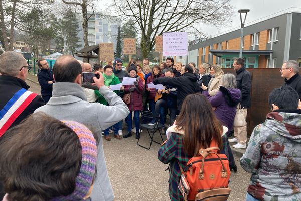 Lure : devant le collège Albert Jacquard, les personnels qui ne veulent pas de la réforme du collège