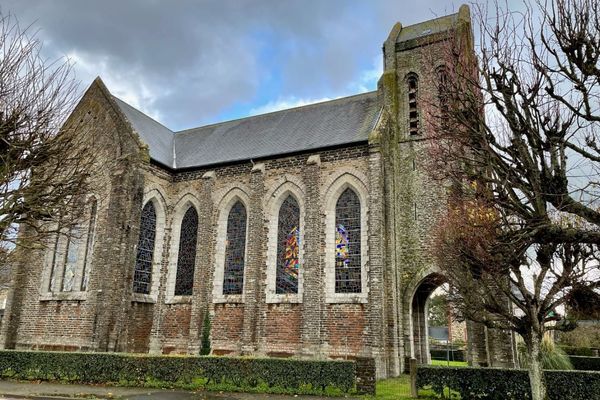 L'église de Carteret, construite vers 1910, sur du sable, menace de s'effondrer : trop chère à rénover la structure devra être abattue