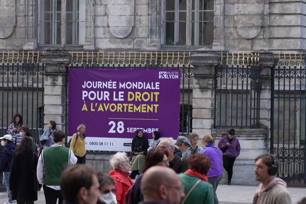 Droit à l'avortement : des rassemblements un peu partout en France. à Lyon, place de la Comédie - 28/9/24