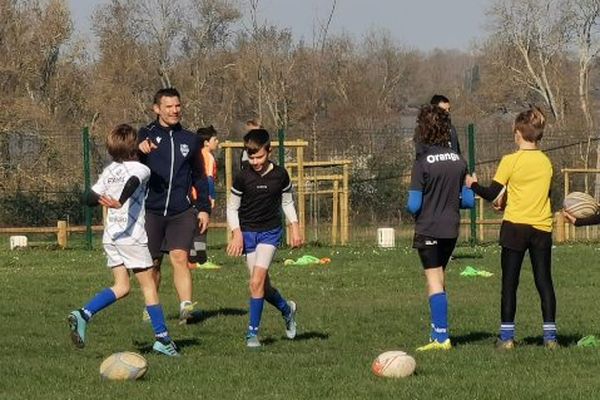 Un entraînement de l'école de rugby au Stade Blayais, sans contact pour respecter les mesures imposées par la crise sanitaire.