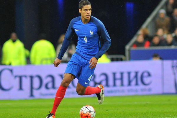 Varane, en maillot bleu, en mars 2016.