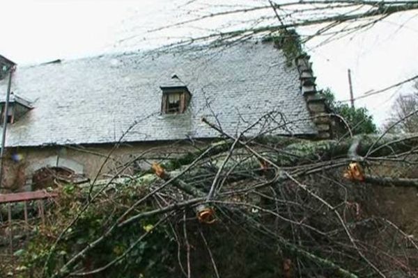 Une colline a glissé sur cette maison de Lortet (65)