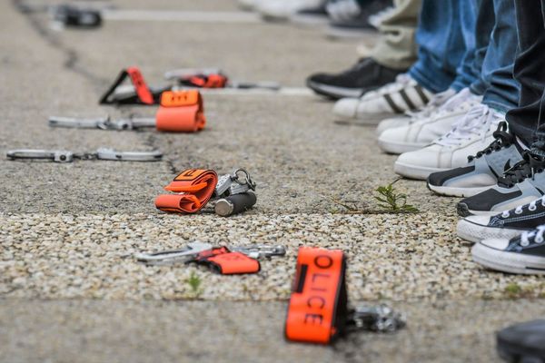 Illustration : les policiers se mobilisent partout en France, notamment avec des jetés de menottes.