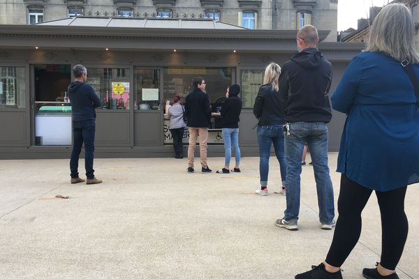 Au détour d'une balade dans la ville, la friterie reste, pour l'instant, l'un des endroits où on peut se restaurer rapidement, en attendant la réouverture des restaurants classiques, prochainement