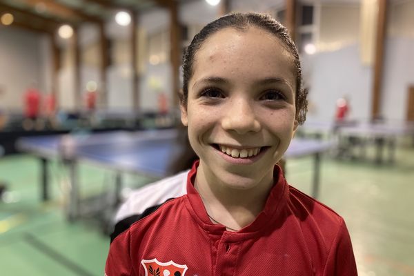 A 13 ans, Emma Abdesselam - Lacroix, joue déjà au niveau national contre des joueuses plus âgées qu'elle.