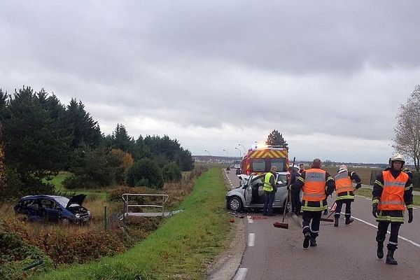 Un choc frontal entre deux autos s’est produit en fin de matinée sur la route de Chevigny-Saint-Sauveur (D126) lundi 17 novembre 2014. 