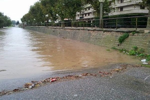 Carcassonne - les routes sont inondées le long de la rivière Aude - 18 novembre 2013.