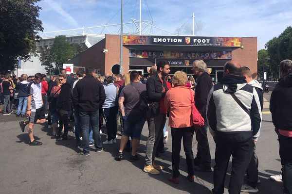 La queue de supporters, ce lundi matin au stade Bollaert de Lens.