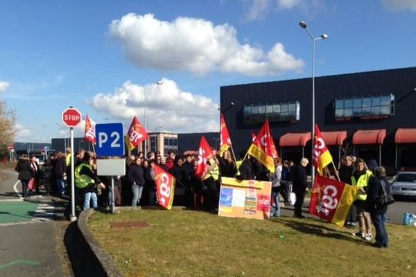 Grévistes devant l'entreprise de logistique Deret à Sran (Loiret)