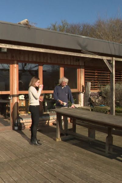 Cette maison est troglodytique. Elle a été construite par Luc Vallois dans le pays de Bray (Seine-Maritime). Elle est autonome énergétiquement grâce à des panneaux photovoltïaques et un chauffe-eau solaire.