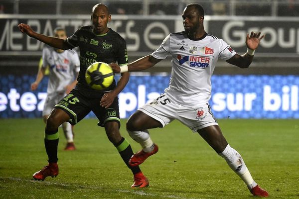 L'Amienois Pape Moussa Konate (à droite) opposé au défenseur guingampais Jérémy Sorbon lors du match de L1 entre Amiens et Guingamp au stade de la Licorne - 20/01/2018